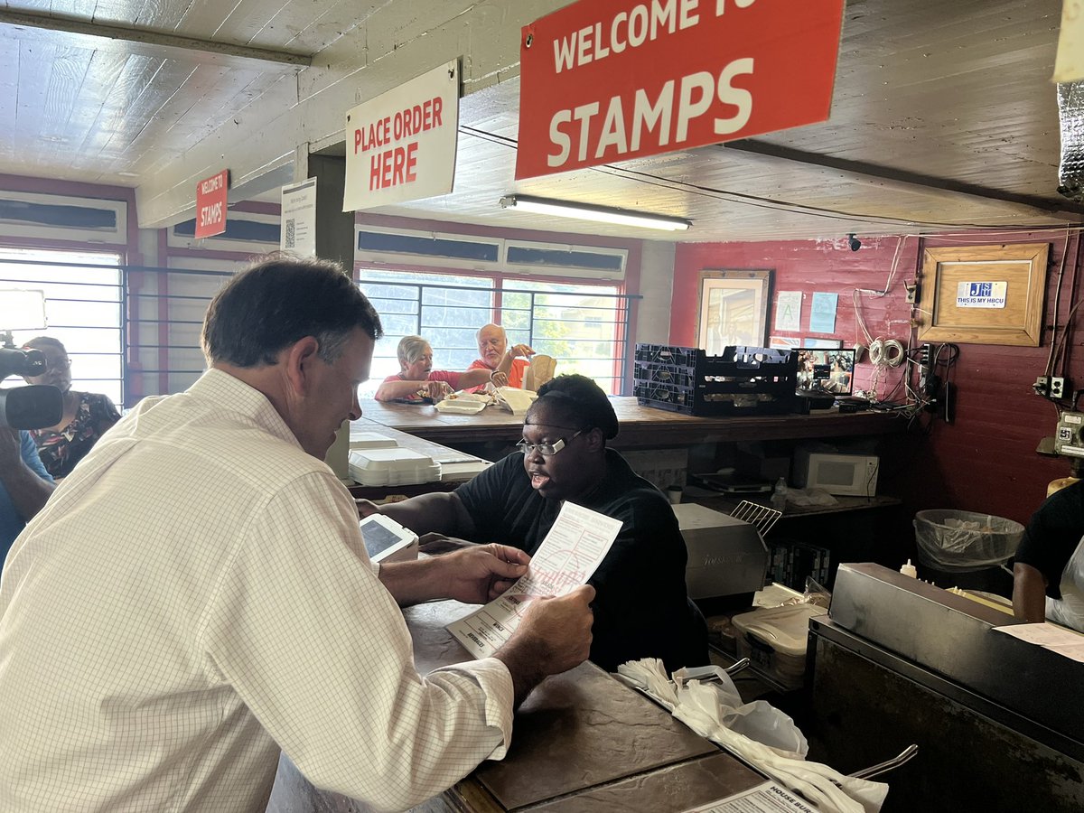 MichaelWatsonMS's tweet photo. #HappeningNow One of my favorite lunch spots— Stamps_Burgers 🍔 👌🏻
#CityWithSoulOpen https://t.co/iE0IV5Jzow