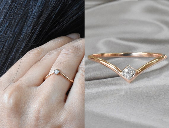 oshijewels's tweet photo. 18k Gold Diamond Chevron Ring / 18K 14K 10K https://t.co/bDQua3VnmO #vshapering #midiring #vring #solitairering #knucklering #stackingring @etsymktgtool https://t.co/kBSWe5EzhD