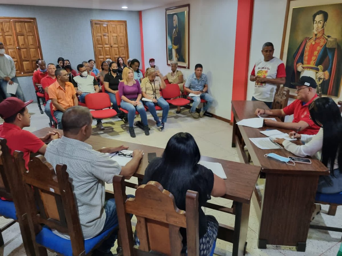 YareAlcaldia's tweet photo. Alcalde @saulyanezyare recibe a @lorenalinch Secretaria de turismo de la @MirandaGob orientando planes y proyectos en función de la Ruta turística San Francisco de Yare 
@HectoRodriguez
#OrgulloYarense https://t.co/Pgmj6X4ZY9