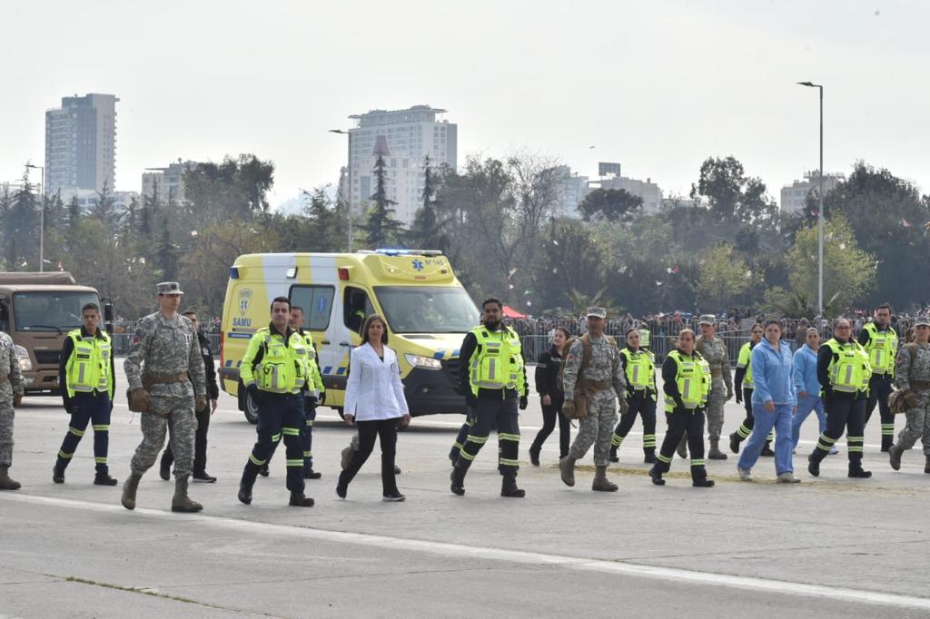 ministeriosalud's tweet photo. 📌 Funcionarios del SAMU desfilan en la Parada Militar frente al presidente @gabrielboric y demás autoridades del @GobiernodeChile https://t.co/ABrDV2yoQr
