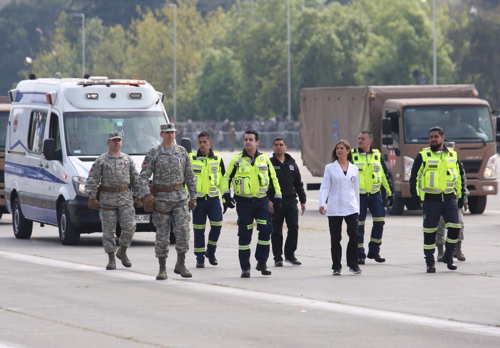 ministeriosalud's tweet photo. 📌 Funcionarios del SAMU desfilan en la Parada Militar frente al presidente @gabrielboric y demás autoridades del @GobiernodeChile https://t.co/ABrDV2yoQr