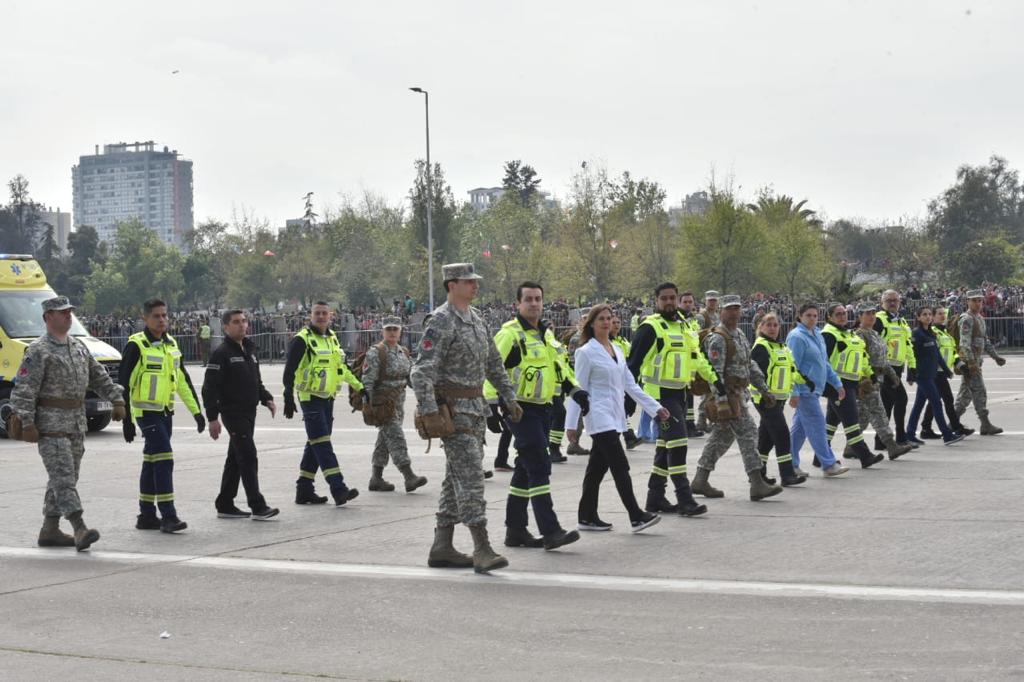 ministeriosalud's tweet photo. 📌 Funcionarios del SAMU desfilan en la Parada Militar frente al presidente @gabrielboric y demás autoridades del @GobiernodeChile https://t.co/ABrDV2yoQr