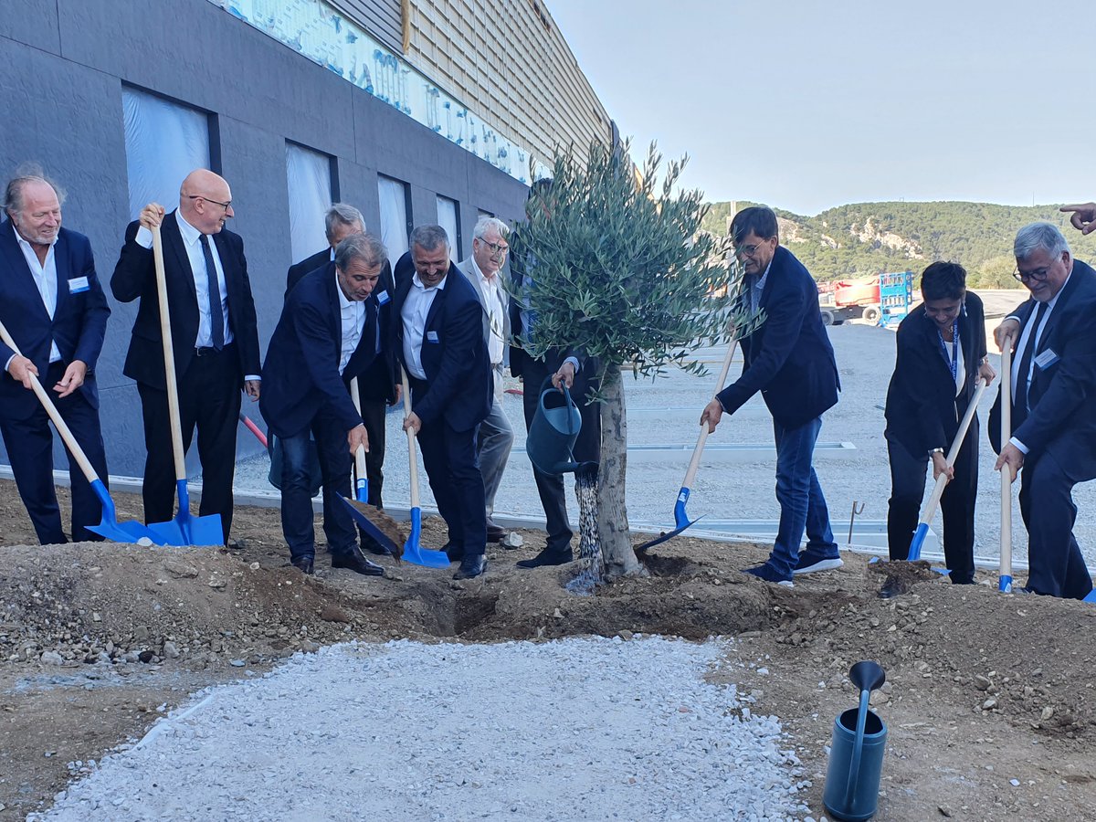GEODIS_Group's tweet photo. 📅 #GEODIS était à Ensuès-la-Redonne aux côtés d'@ACTION pour co-signer la charte d’engagements territoriaux en faveur du parc des Aiguilles.
Partenaire #logistique du distributeur sur le sud de la France, GEODIS ouvre 150 postes dans la région. 👌
#KeepRising #WeAreGEODIS #RSE https://t.co/WfgGZL4eFW