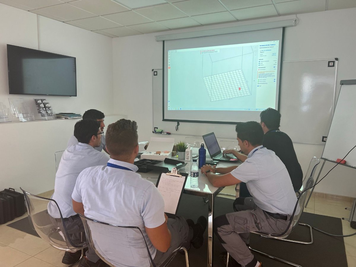 spintegra's tweet image. La formación es un pilar fundamental de nuestro desempeño. Este mes, nuestros técnicos han actualizado sus conocimientos sobre impresión 3D y Form3b+ de mano de nuestro Director, Jorge González. 
#SPIntegra #form3b+ #3Dprinting  #Impresion3D #forlabs #dentalgram @Solidperfil3d