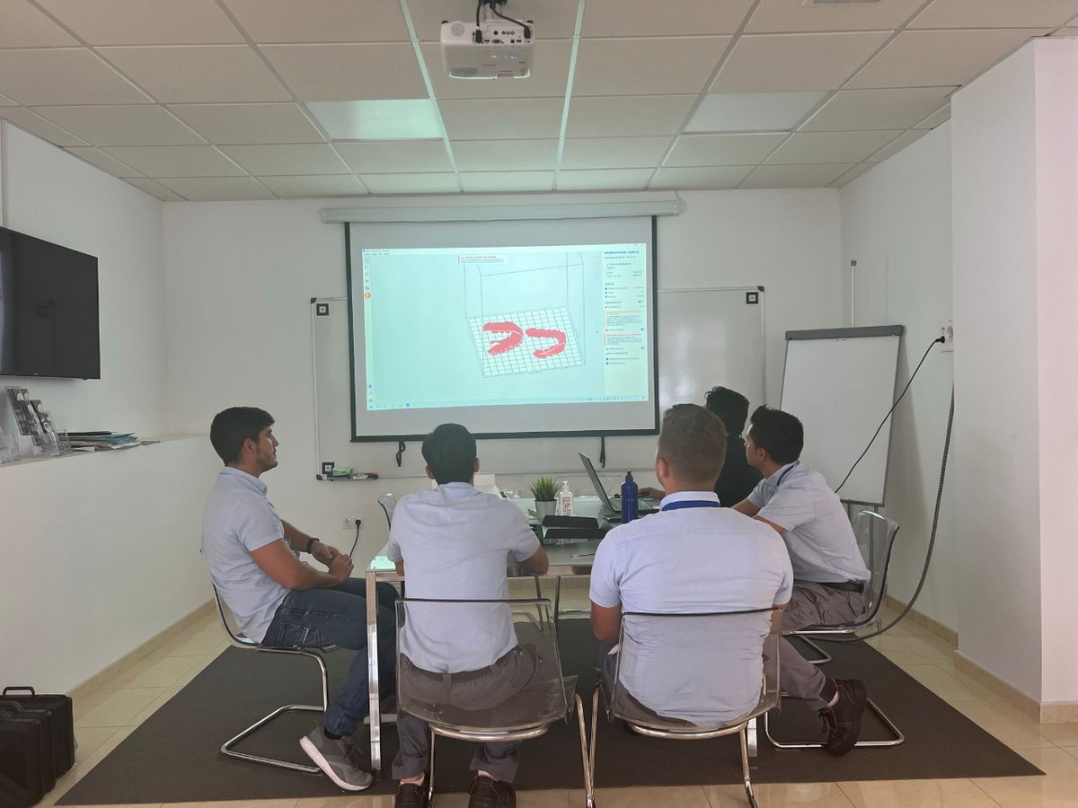 spintegra's tweet image. La formación es un pilar fundamental de nuestro desempeño. Este mes, nuestros técnicos han actualizado sus conocimientos sobre impresión 3D y Form3b+ de mano de nuestro Director, Jorge González. 
#SPIntegra #form3b+ #3Dprinting  #Impresion3D #forlabs #dentalgram @Solidperfil3d