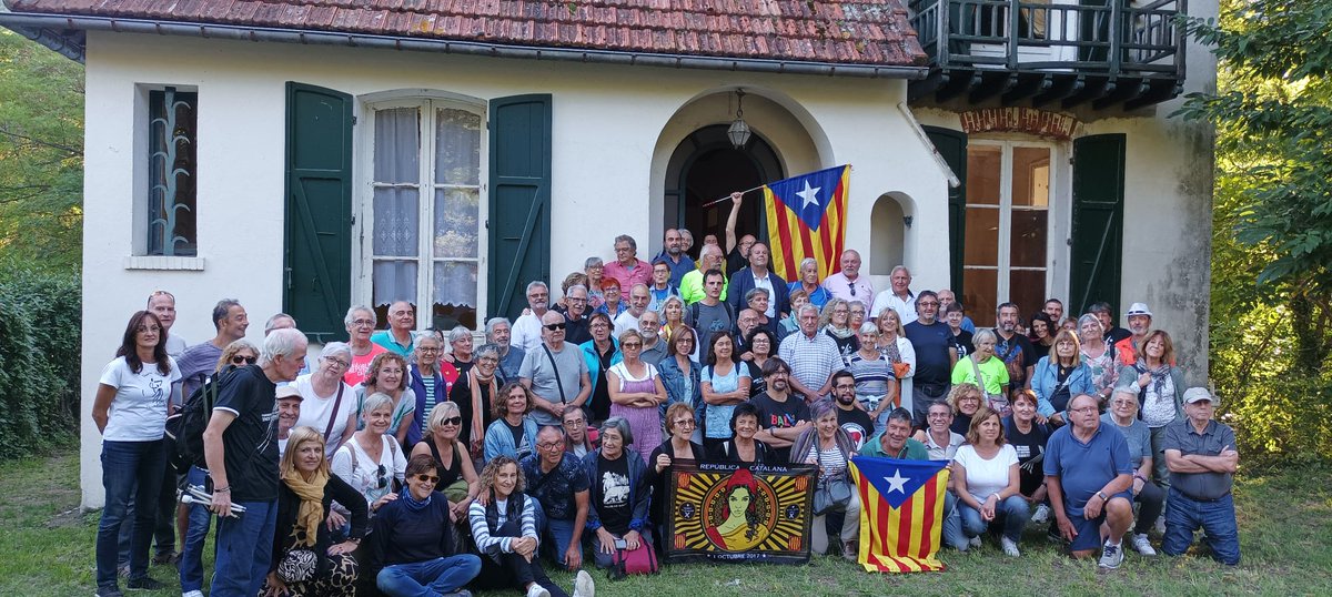puigbertjosep's tweet photo. Aquest cap de setmana un centenar de terrassencs mobilitzats per les associacions independentistes que organitzen "Els cants de Llibertat" han visitat els Banys i Prats de Molló, al #Vallespir #CatalunyaNord a on els hi hem mostrat el @valls_catalanes i @AssocCasaMacia https://t.co/eQJG8RUNCD