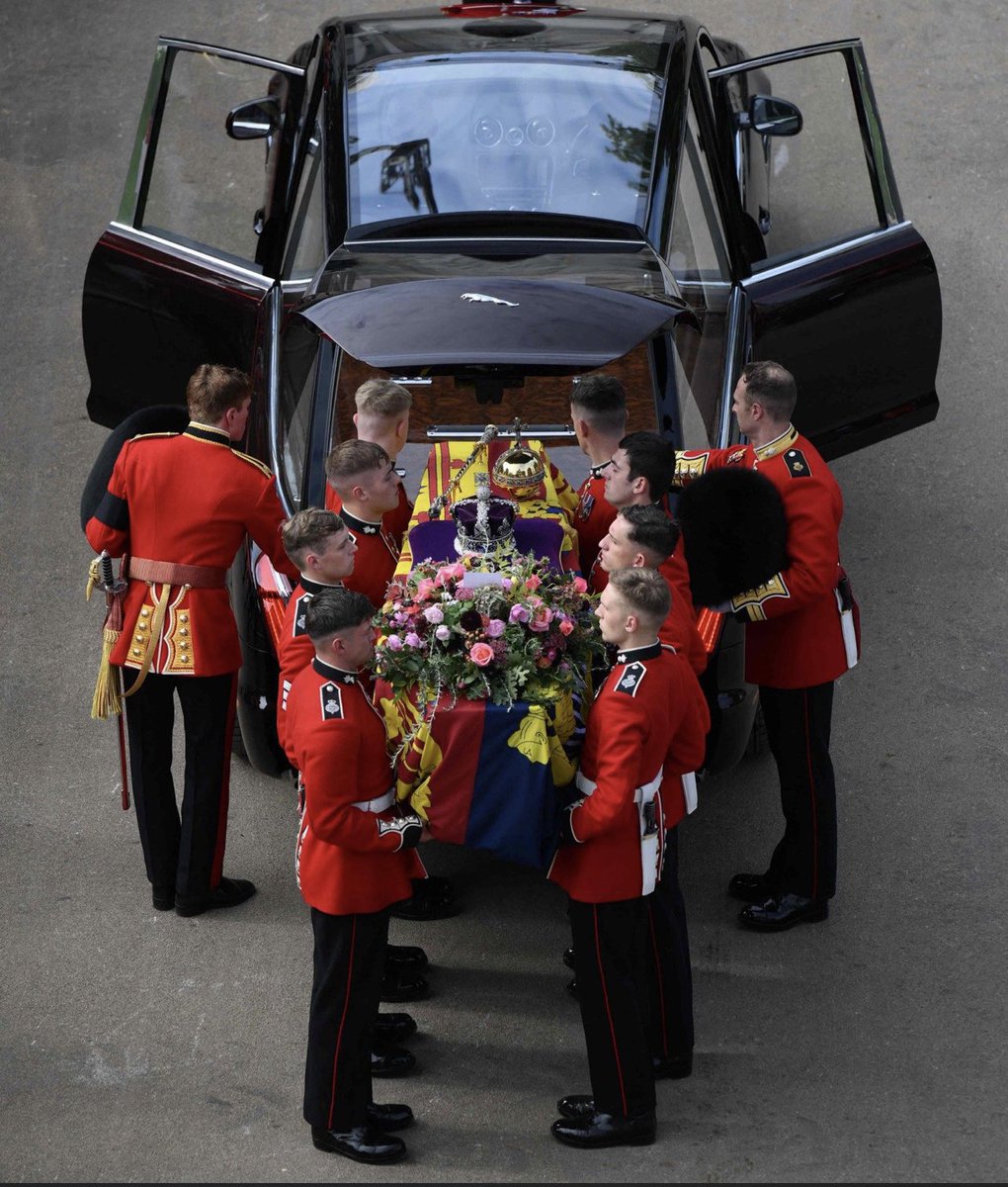 These lads have been impeccable throughout, an absolute credit to our forces and the crown. 

#queensfuneral #BearerParty #pallbearers #Queen #QueenElizabethII #forces #Crown