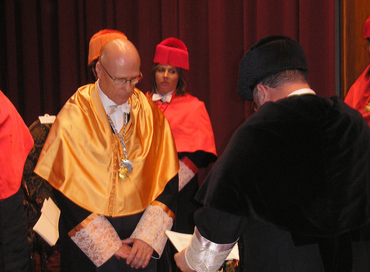 ujaen's tweet photo. La @ujaen lamenta el fallecimiento del catedrático de la @unisevilla Manuel Ortigueira Bouzada, que fue investido Doctor Honoris Causa por la #UJA y que está considerado uno de los grandes referentes en el área de Economía de la Empresa
👉https://t.co/6ML7b8JZGI https://t.co/2F19AJy73S