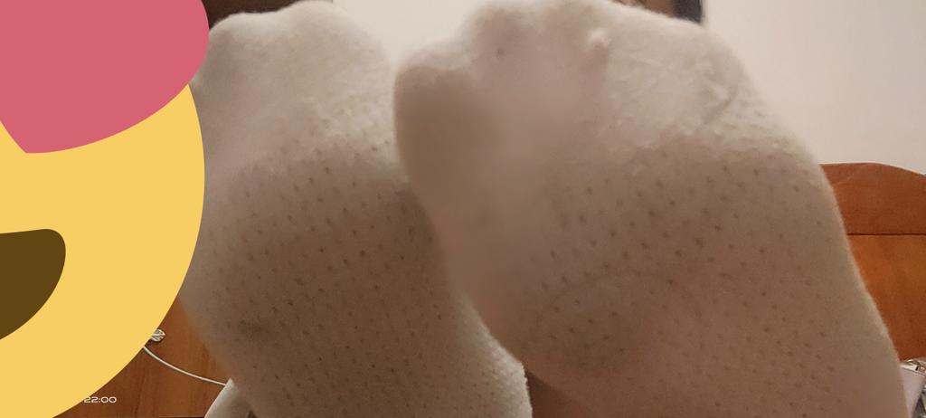 AtmBho's tweet photo. 快来闻你祖宗的臭脚，废物垃圾玩意。要光是看着就无脑给你祖宗抽干你全部的血汗钱哦，不是吧不会就兴奋的留了一地了吧，怎么那么下贱呢，贱狗把自己的无能废物精液一点点舔干净哦。#绿帽
#狗奴调教
#ATM打钱奴 
#圈养 #ATM #ATM募集 https://t.co/68CzDknJkm