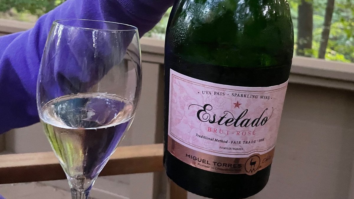 This sparkling wine is made from the País grape in Chile and if you have not yet had a País bit.ly/3yaqswY, this Estelado is a great place to start: palest of pink, integrated bubbles and fine acidity. And just $19. @Grapecollective @Vineyard_Brands @MiguelTorresCL