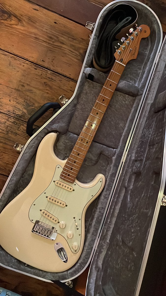 just_floyd's tweet photo. Latest squeeze, 2005 USA strat, but new neck.... https://t.co/xqf35ZEbdp