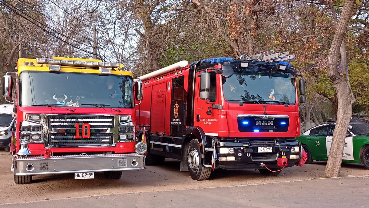 cbsantiago's tweet photo. 🔴 Más imágenes con la presencia del CBS en cercanías de la Elipse del Parque O'Higgins con B-10 y RX-7, ante eventuales emergencias en la #GranParadaMilitar por Glorias del @Ejercito_Chile. Oficial General al mando: 4º Comandante, Juan Pablo Slako Guajardo.
#BomberosSantiago https://t.co/yCTXSIUsul