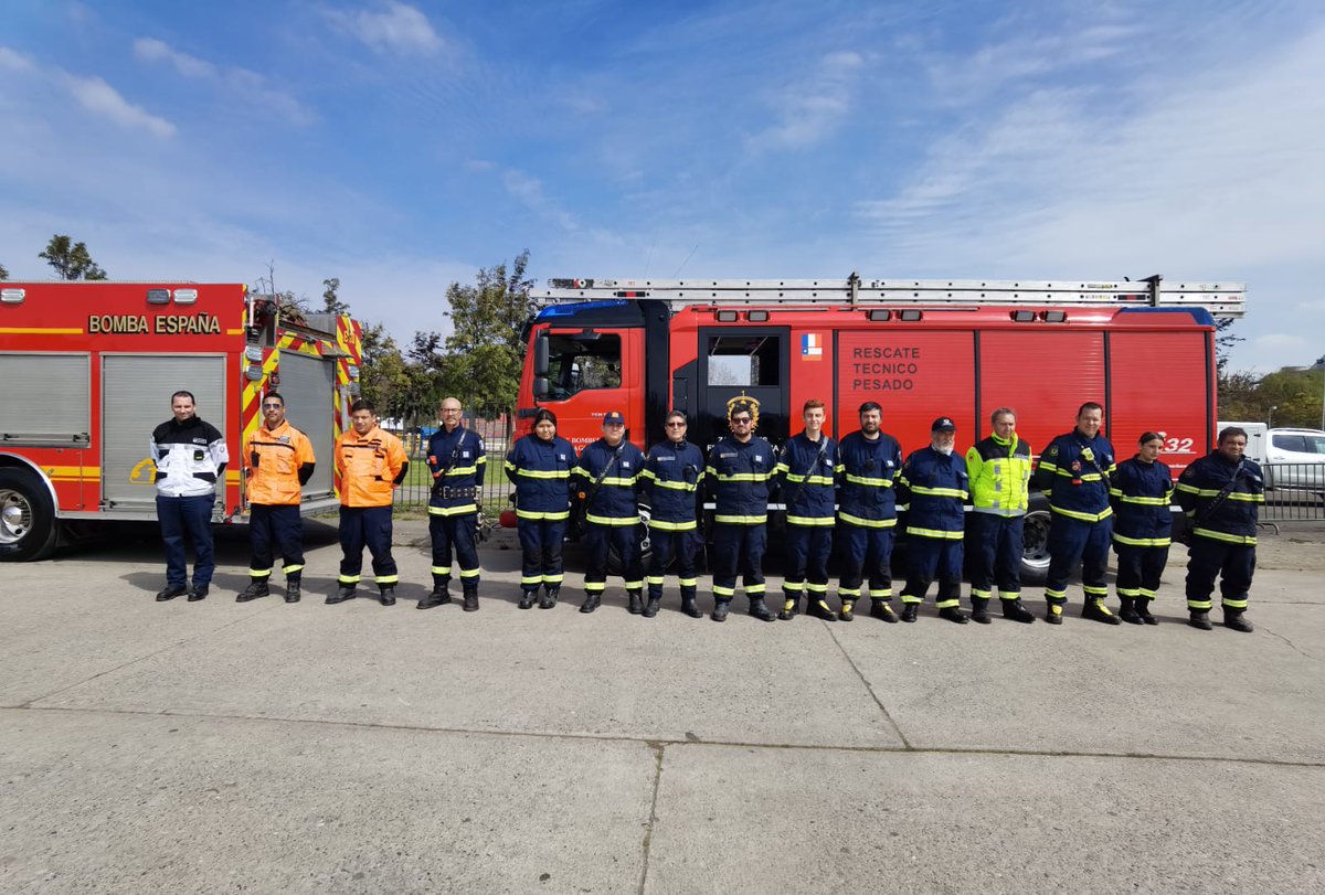 cbsantiago's tweet photo. 🔴 Más imágenes con la presencia del CBS en cercanías de la Elipse del Parque O'Higgins con B-10 y RX-7, ante eventuales emergencias en la #GranParadaMilitar por Glorias del @Ejercito_Chile. Oficial General al mando: 4º Comandante, Juan Pablo Slako Guajardo.
#BomberosSantiago https://t.co/yCTXSIUsul