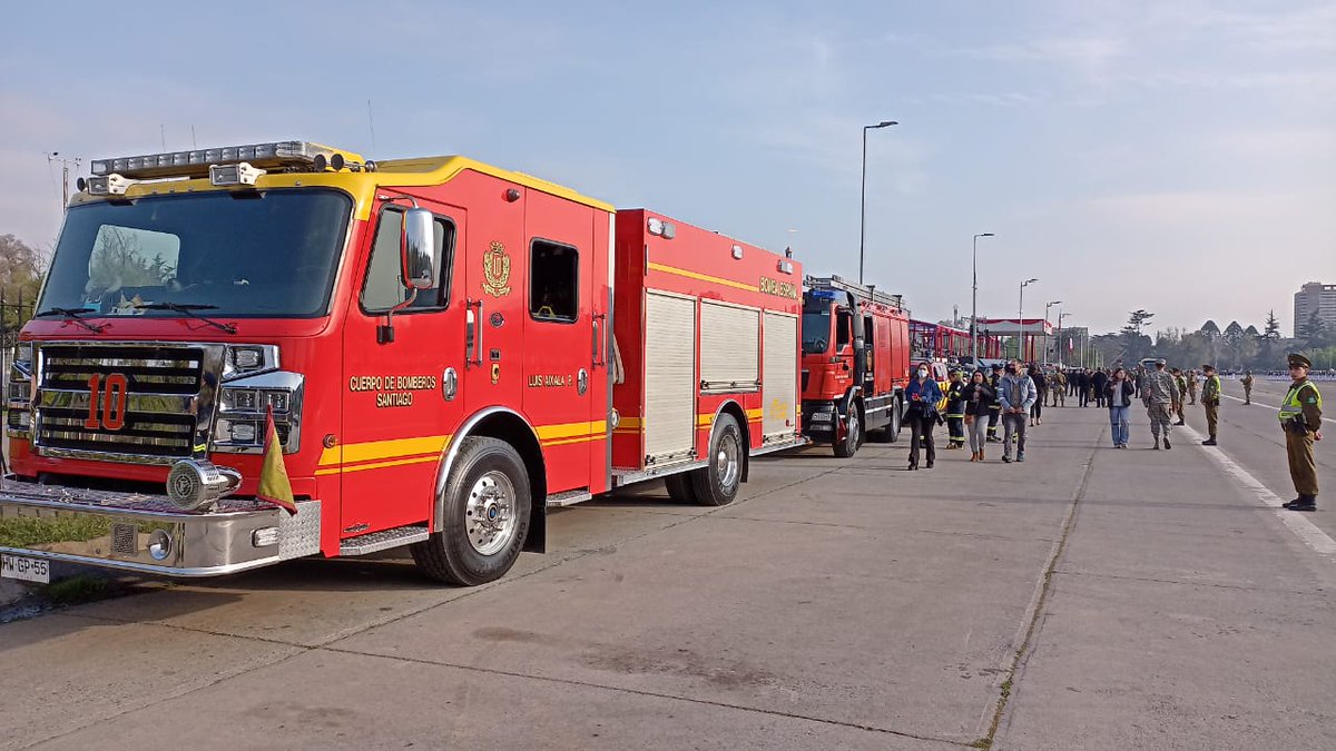 cbsantiago's tweet photo. 🔴 Más imágenes con la presencia del CBS en cercanías de la Elipse del Parque O'Higgins con B-10 y RX-7, ante eventuales emergencias en la #GranParadaMilitar por Glorias del @Ejercito_Chile. Oficial General al mando: 4º Comandante, Juan Pablo Slako Guajardo.
#BomberosSantiago https://t.co/yCTXSIUsul