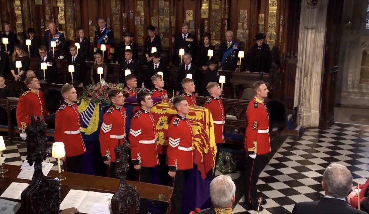 Nelson140577's tweet photo. Full of admiration for the Bearer Party from the The Queen’s Company, 1st Batallion @GrenadierGds 
Chaps, you have done the country proud all day, but *especially on those steps to the West Door of St George’s Chapel. 
#QueenElizabethII https://t.co/HuItE9cjqE