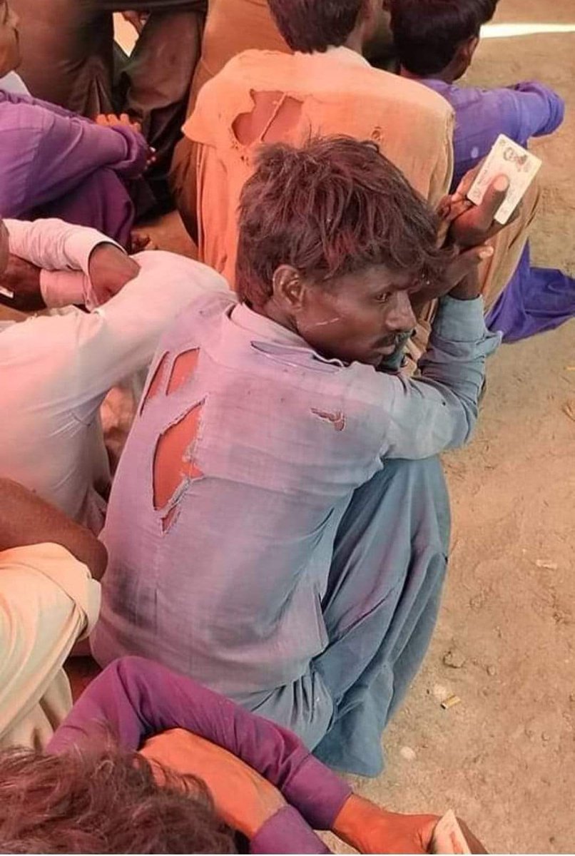 KeerioSheeraz's tweet photo. بھوک پھرتی ہے میرے ملک میں ننگے پاؤں
رزق ظالم کی تجوری میں چھپا بیٹھا ہے..
🤐🤐 https://t.co/EQxPFyUP3B