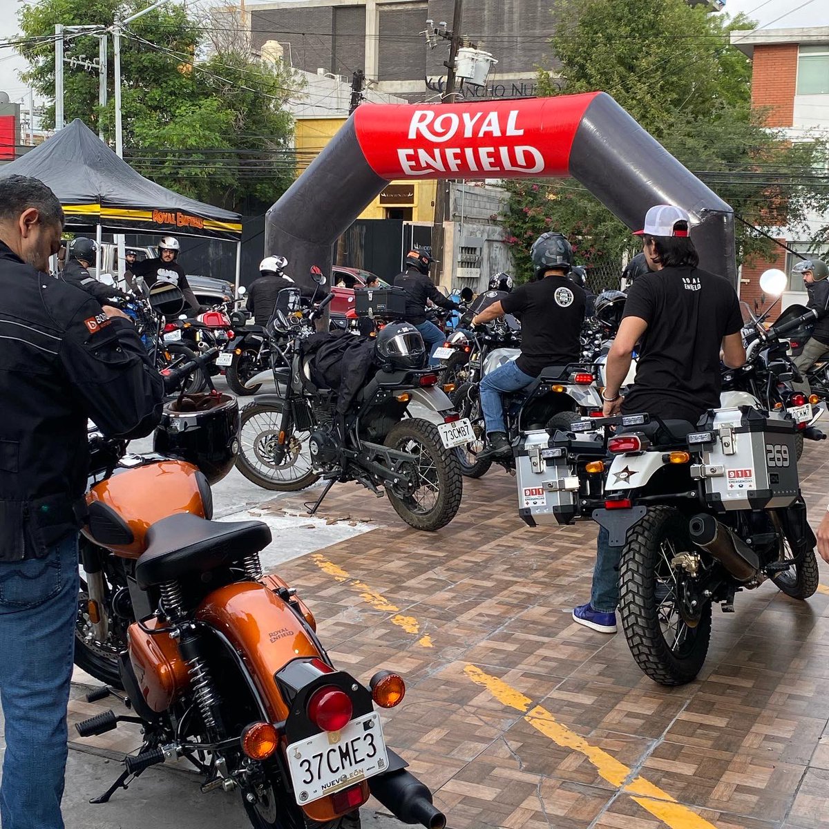 FugitiveCoffee's tweet photo. El día de ayer se llevo a cabo el #oneride2022 de nuestros amigos de Royal Enfield Monterrey y por su puesto que ahí estuvimos!! Muchas felicidades y gracias x la invitación!!! #fugitivecoffee https://t.co/vFnEd9s0kK