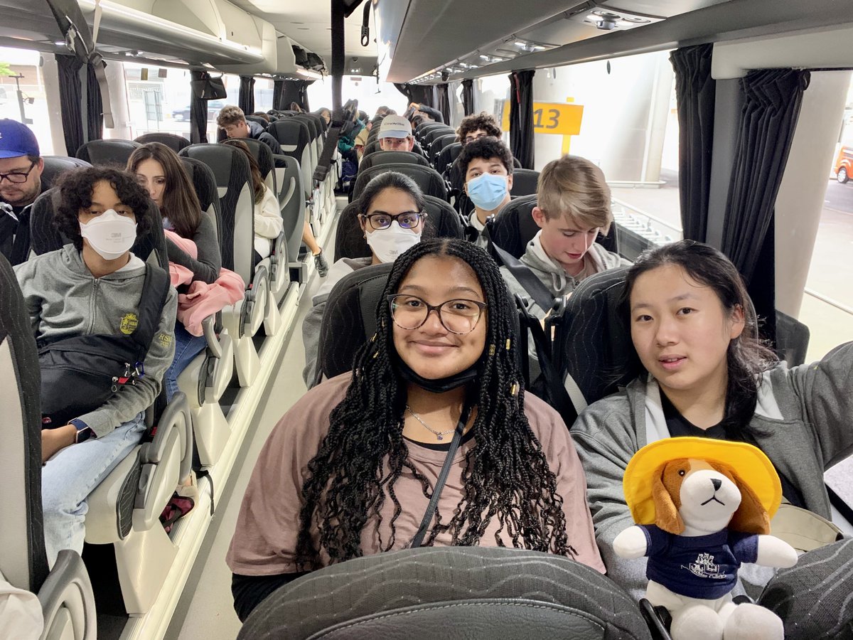 maclachlan_ca's tweet image. On their way to @UniofOxford for @r0undsquare #RCIS2022! 🚎

#WorldSchool #London #Travel #MacLachlanCollege #ReimaginingPossibilities