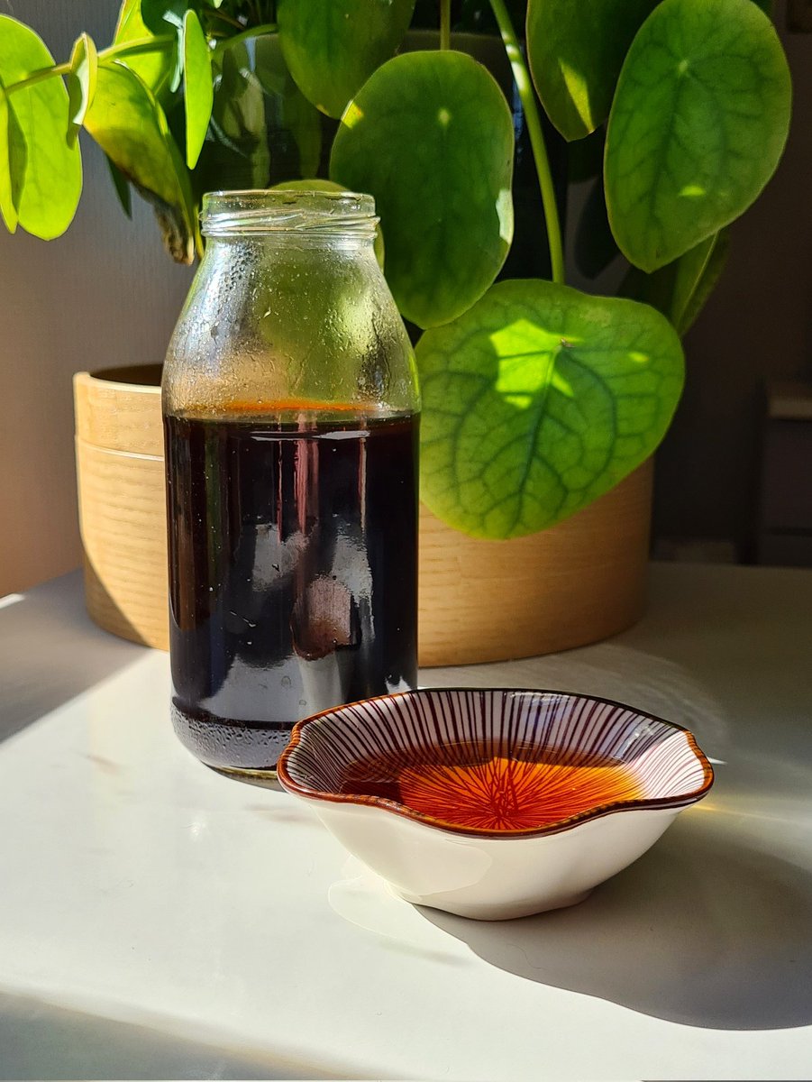LuaWilk's tweet photo. Nouvelle recette sur le site : MENTSUYU 🇯🇵
Une base de soupe à diluer pour accompagner vos plats de soba et udon, à base de kombu et katsuobushi.

La recette est juste ici : https://t.co/rNeS8OKgKd 🌿 https://t.co/dEz5GLt7ag