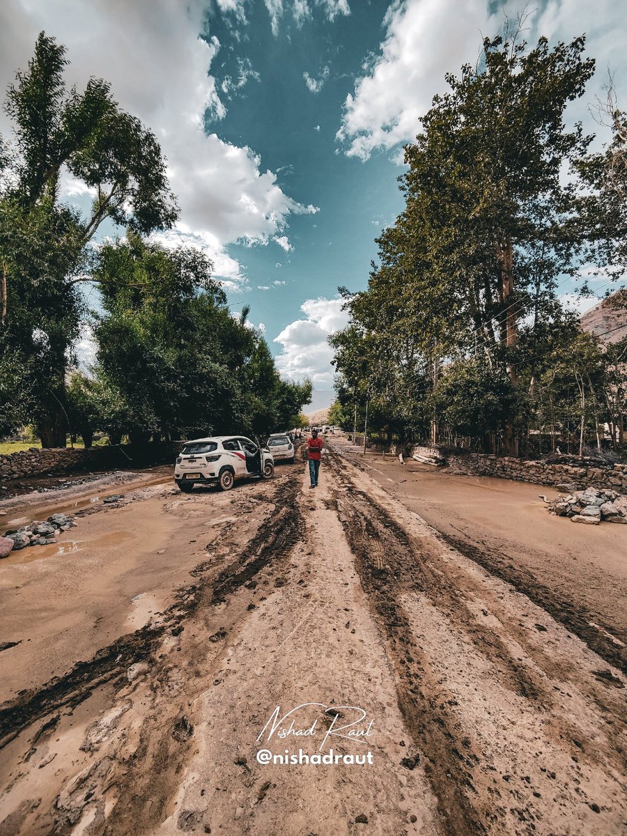 nishadsraut's tweet photo. The Setback of our Trip to Spiti.
Stuck in a major landslide from Tabo to Shichling for over 2 days. The BRO did a great job of clearing the landslide and the road function once again.
#OnePlus_India #ShotonOnePlus #himachalpradeshtourism #indianphotography #NGTIndia #DailyShot https://t.co/HmPAFBqNKH