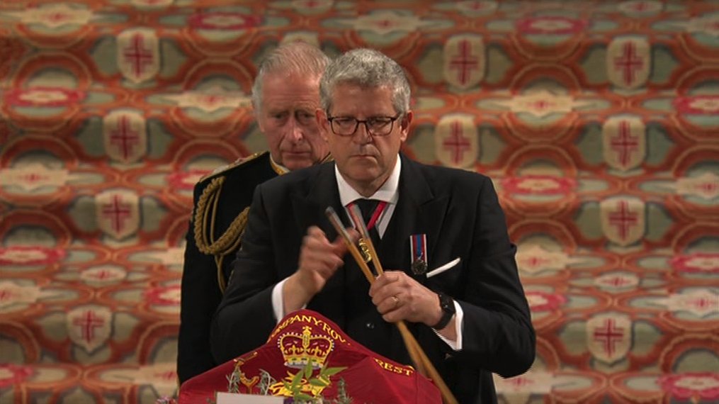 Telegraph's tweet photo. The Lord Chamberlain "breaks" his Wand of Office and places it on the coffin of Queen Elizabeth II

https://t.co/Jcrkd2J7V3 https://t.co/oAKlIBrhi2
