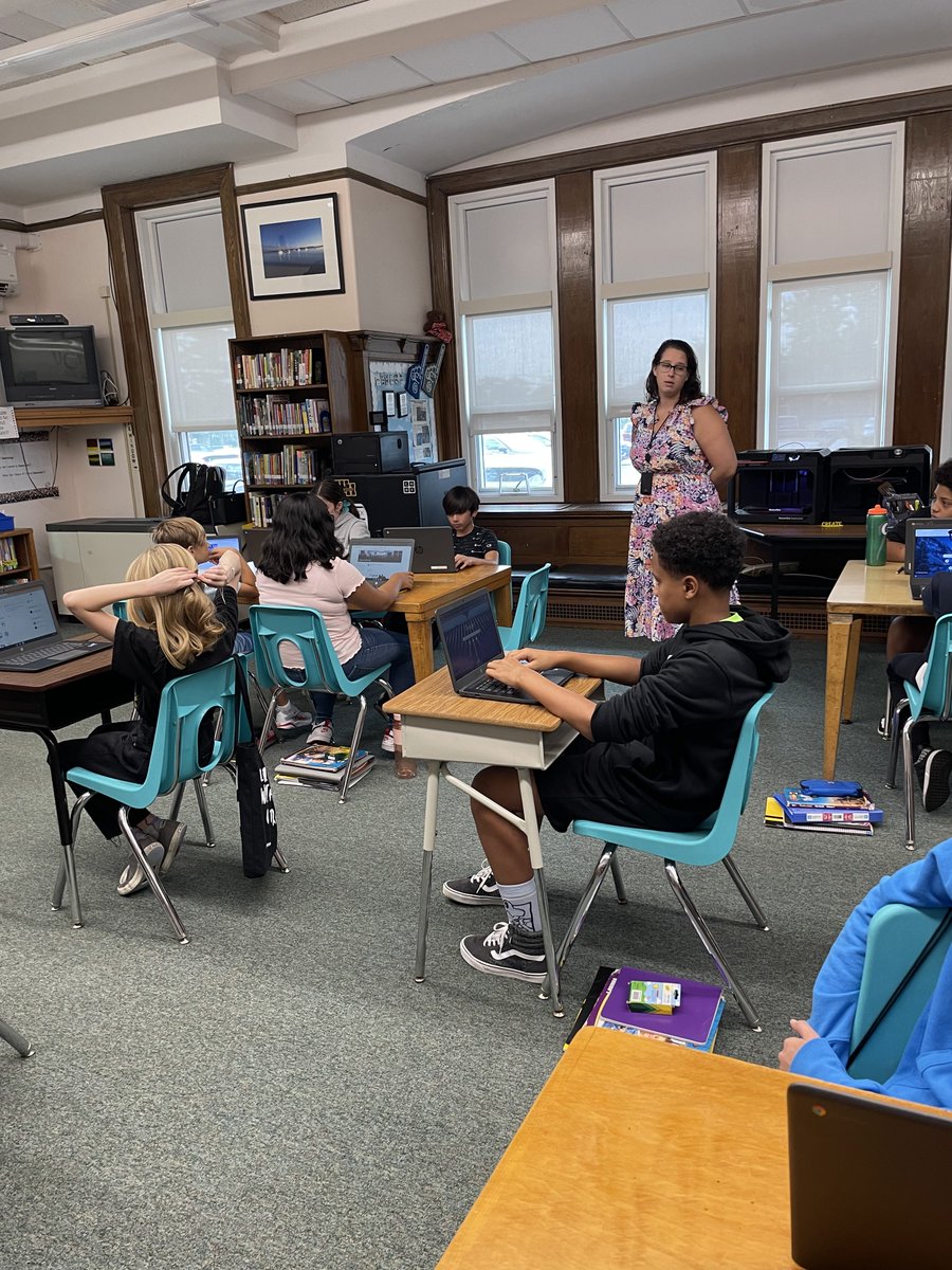 WHRamTech's tweet photo. Fantastic morning at @WHGWashington starting to create Digital Portfolio's w/ @djperlow &amp; @Mottola_Science One student taught the class too something new! Wow! They were hitting the ground running developing their first page! #RamCulture #RamTech @WhufsdRams #studentagency https://t.co/E3CB0eid14