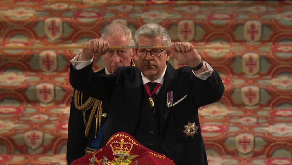 Telegraph's tweet photo. The Lord Chamberlain "breaks" his Wand of Office and places it on the coffin of Queen Elizabeth II

https://t.co/Jcrkd2J7V3 https://t.co/oAKlIBrhi2