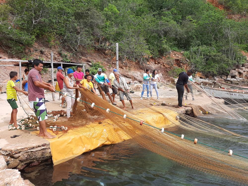 Un pueblo pescador batallador, que sigue luchando por esta Patria. Ejemplo de esmero y ganas de trabajar en lo que aman. Por ello el Gobierno Bolivariano no cesa los esfuerzos para atender cada problemática en las comunidades pesqueras del país.
#GobiernoDeSoluciones