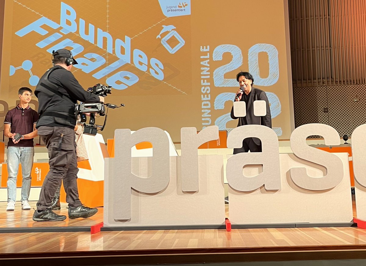 ChernoJobatey's tweet photo. Beeindruckt von den vielen jungen #Redner-Talenten, neben mir auf der Bühne beim Bundesfinale von "@J_praesentiert"! Danke für die Unterstützung an @ktstiftung &amp; @uni_tue!

Amazed by so many #speaker talents, next to me on the #stage at the national finals of ‘Youth Presents‘! https://t.co/kBdXmu8uwi