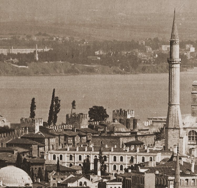 camkenist's tweet photo. Fosatti’nin Ayasofya Medresesi bu fotoğraf çekildiğinde nispeten yeni bir yapıydı. Ama ömrü uzun olmadı. https://t.co/5F7fugA3IX