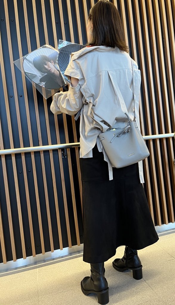 ym59iz's tweet photo. 自担に「もういい年だぞ」と言われてしまう26歳。自担におば認定されてしまった笑
それでも3年ぶりのライブは涙が出るくらい嬉しくて楽しくて心が満たされる素晴らしいライブでした。幸せをありがとう！

終始泣いてるおばに成り果てた笑

#FILMUSIC https://t.co/TxFDsEqHsy