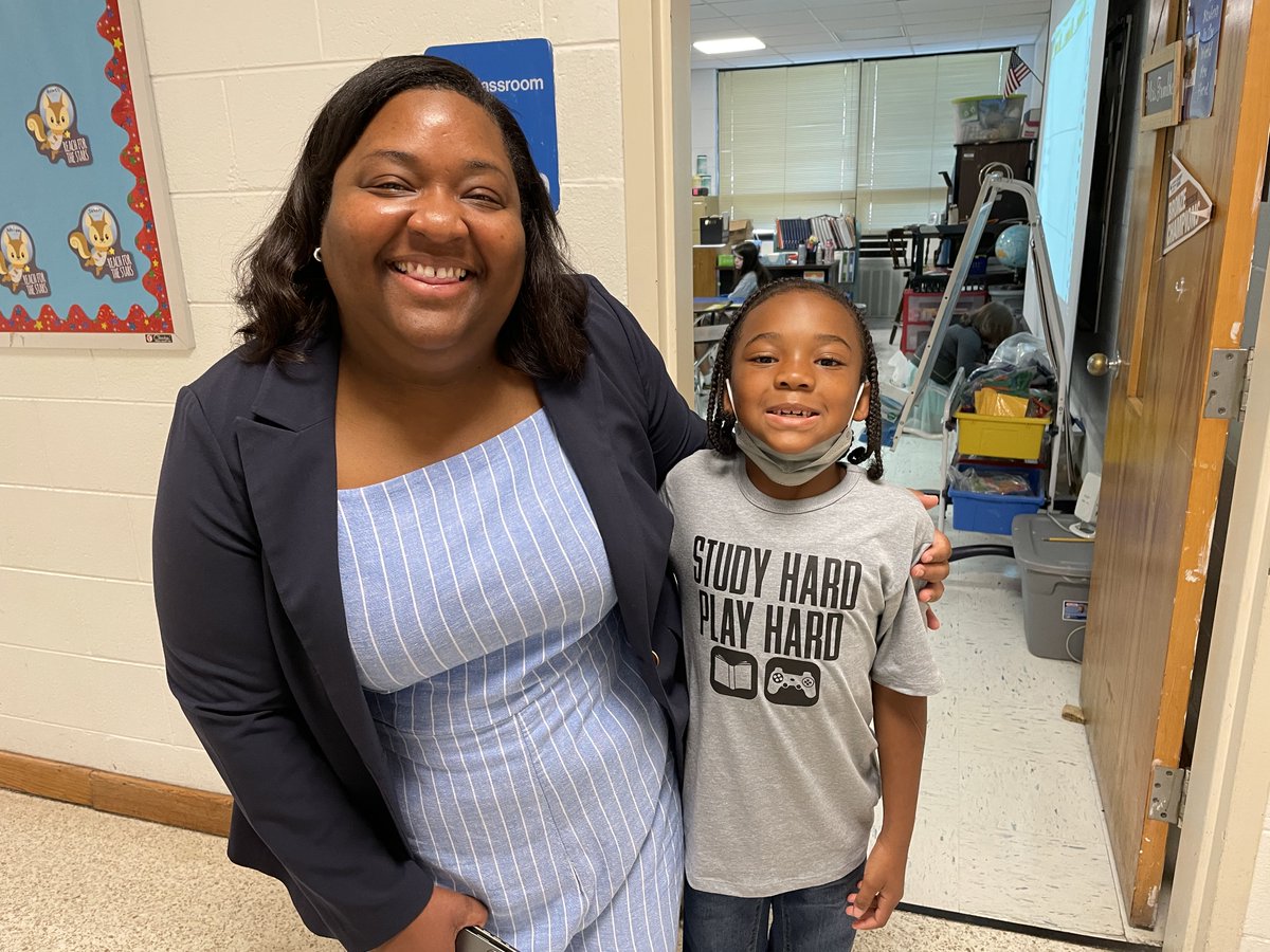 PrestonMcKellar's tweet photo. Thank you to the woman's club for writing personalized notes for SES students on pencils! 4th Grade Lead Teacher, Mrs. Gwaltney and SHS Principal, Ms. Ward! #StudyHardPlayHard 💙💛 https://t.co/uoq7Okr9HW