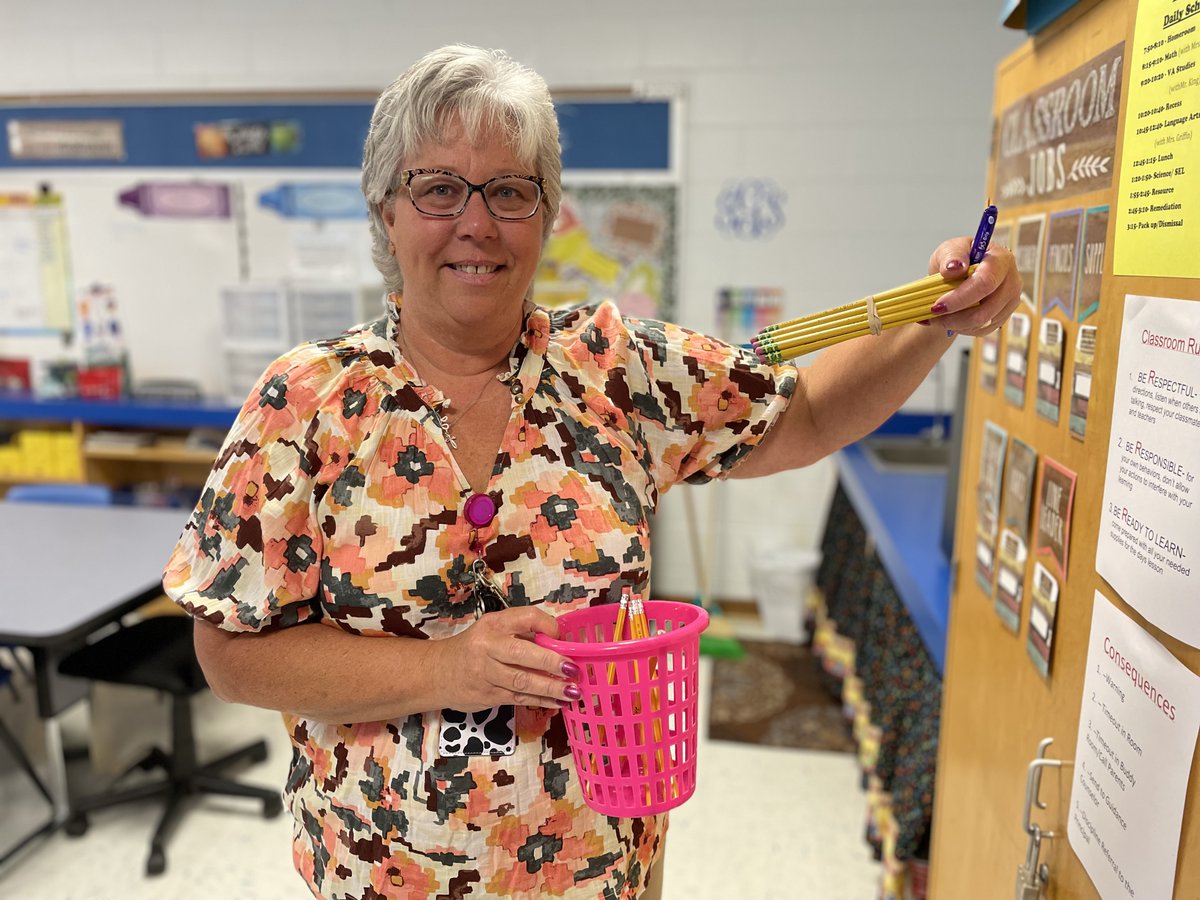 PrestonMcKellar's tweet photo. Thank you to the woman's club for writing personalized notes for SES students on pencils! 4th Grade Lead Teacher, Mrs. Gwaltney and SHS Principal, Ms. Ward! #StudyHardPlayHard 💙💛 https://t.co/uoq7Okr9HW