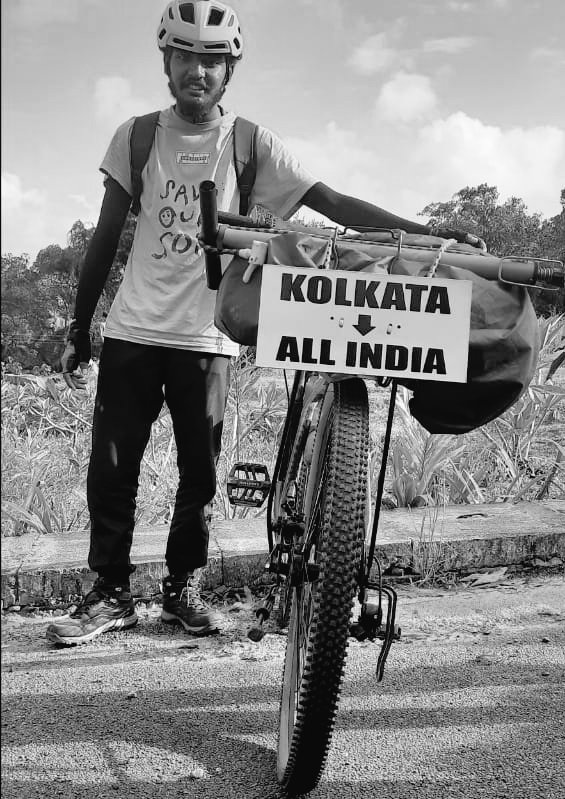 soilsahiljha's tweet photo. Completed nearly 5 months of journey from #Kolkata on cycle entirely alone after my 10th high school exams to spread word about #SaveSoil

On 24th September I will be entering #Goa and would request the people of goa to speak #soil

This photo will turn colourful once I enter goa https://t.co/HPWdUgCiY9