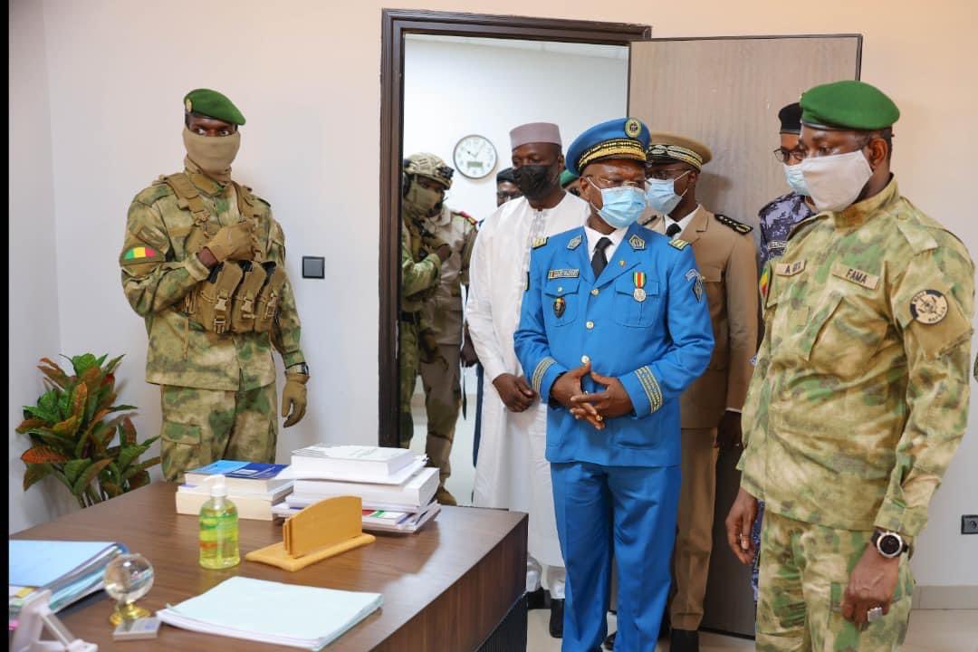 Gal_Abd_Maiga's tweet photo. J’ai assisté, ce lundi 19/09/2022, à la cérémonie d’inauguration du siège de la Direction Générale des Douanes du #Mali. Cet immeuble d’une haute qualité, bâti à Samanko II, dans la commune du Mandé, permettra aux autorités douanières de mieux faire face à leur mission. https://t.co/OKAszFTV1K