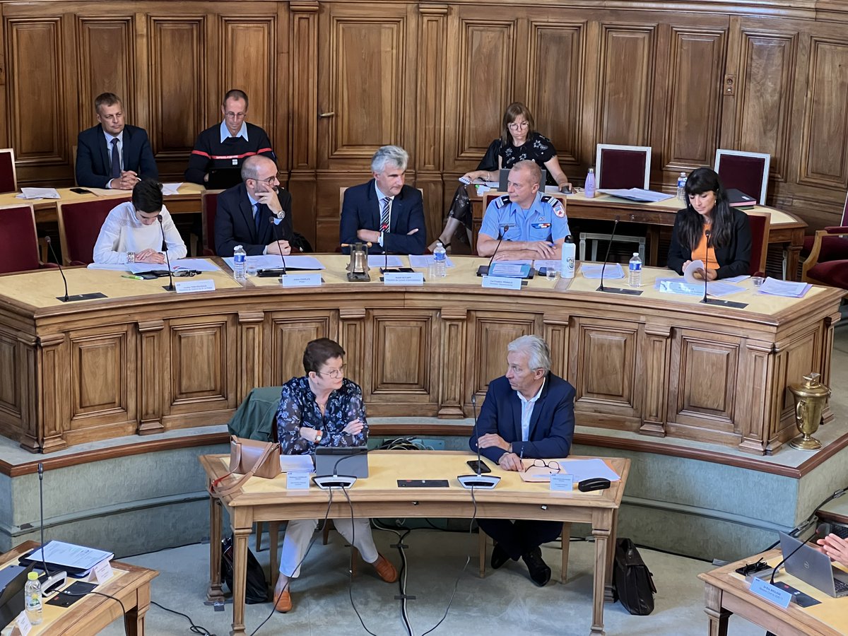 SDIS71's tweet photo. CONSEIL D'ADMINISTRATION en présence du Président @AccaryAndre, du @Prefet71 et du @DDSIS71. A l’ordre du jour : retour sur les interventions et renforts de l'été, point sur la mission flash, aide au permis #JSP, évolution des formations équipier incendie #SPV et chef d’équipe. https://t.co/PTQSAQheYW