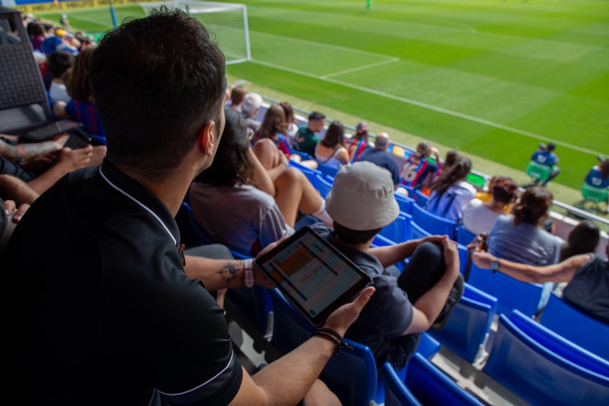 MBPSchool's tweet photo. 🟠⚫️El último sábado, como parte de las actividades del #MBPMaster en #Futbol de Alto Rendimiento, fuimos a analizar los fundamentos de las delanteras en el partido entre el @FCBfemeni y @CDTOficial, por la #LigaIberdrola👏🏼
⏬⏬ https://t.co/ddrhnDLZIg