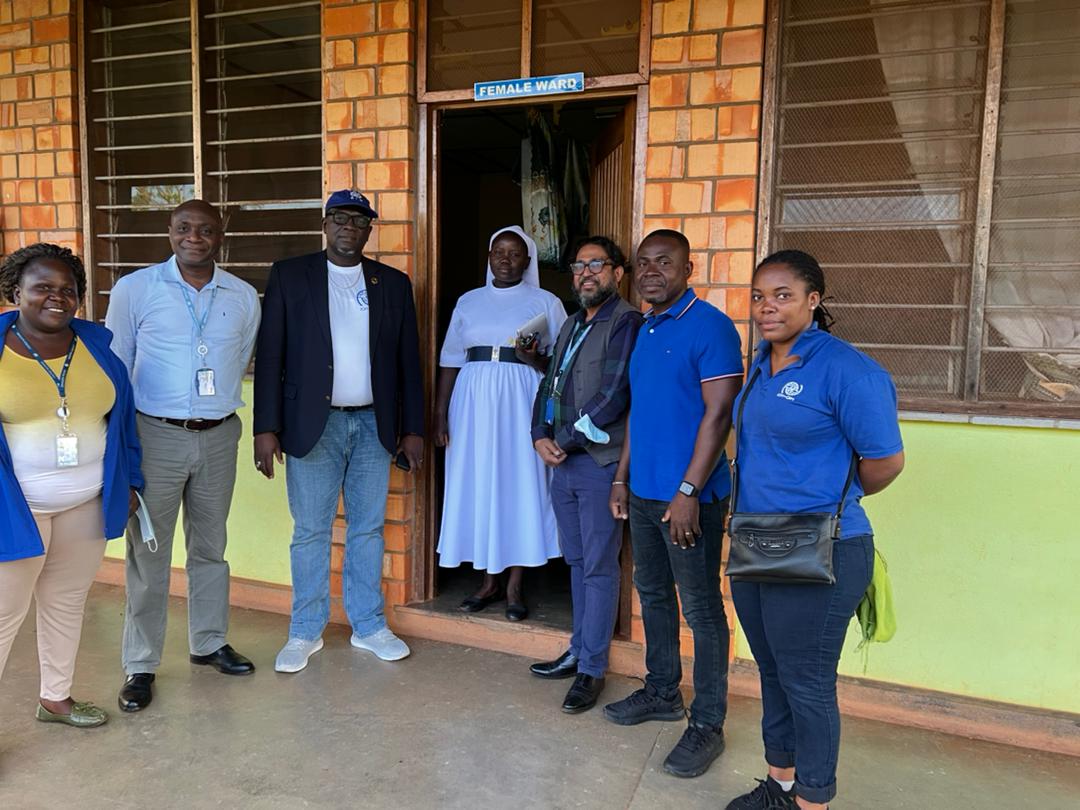 IOM_Uganda's tweet photo. IOM Uganda Chief of Mission @SanusiTejan and his team  with Sister Josephine Kirabo, inchange of Bujumbura health centre in #Hoima, on a visit to the facility. Team included GLWC Africa Regional Head of Operations @RomNGUESSAN, Chief Migration Health Officer Dr Risat Islam,
1/2 https://t.co/gyAYBXDZGw