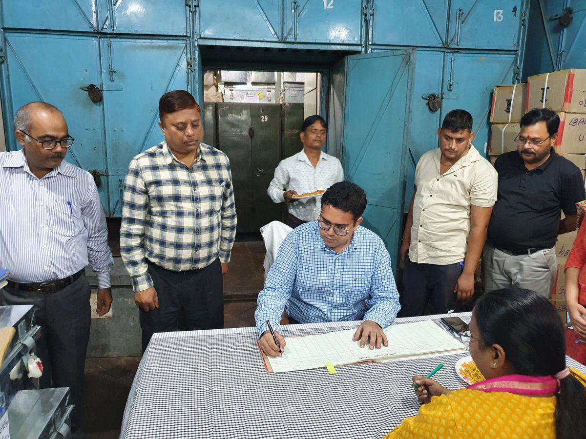 OfficeOfDMAgra's tweet photo. @UPGovt के निर्देशों के अनुपालन में आज श्री नवनीत सिंह चहल द्वारा जिलाधिकारी #Agra का पद भार ग्रहण किया गया। https://t.co/yKkHBx4xeU
