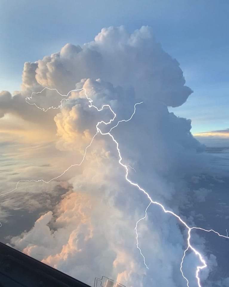 MMmarco0's tweet photo. Attività elettrica all'interno di un cumulonembo fotografata da un pilota di un aereo di linea. https://t.co/2RM9Q0X53A