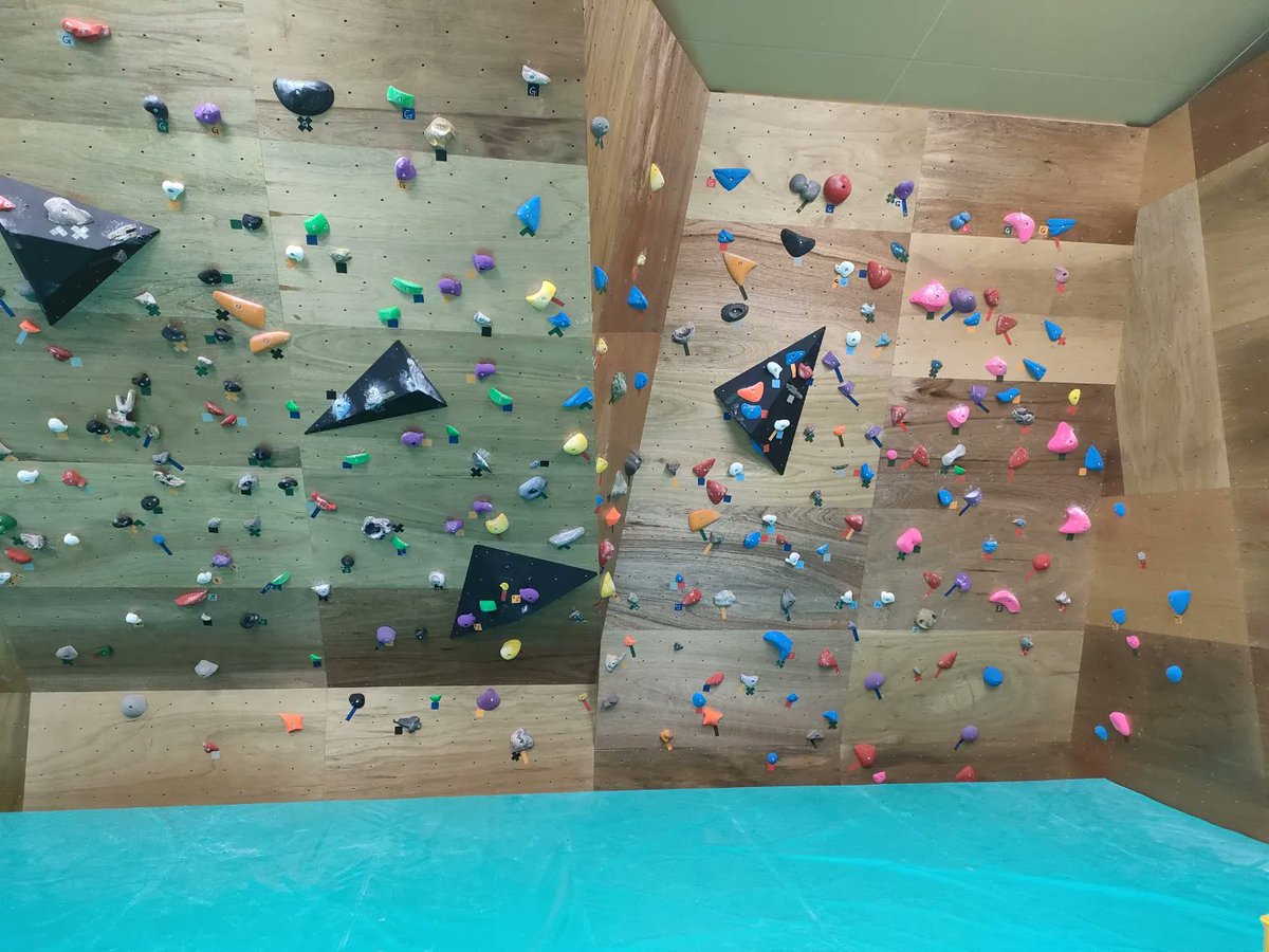 FreeclimberH's tweet photo. 9/2-3、群馬県渋川市にある【Bouldering spot Landmark】にてセット。
セッターは、佐川さん、小西くん、そして自分。

9/28にオープン予定のランドマーク。

課題は8級から初段まで作り、初めての方でも楽しめるような課題設定になっていますよ。 https://t.co/NvNLaZOx7I