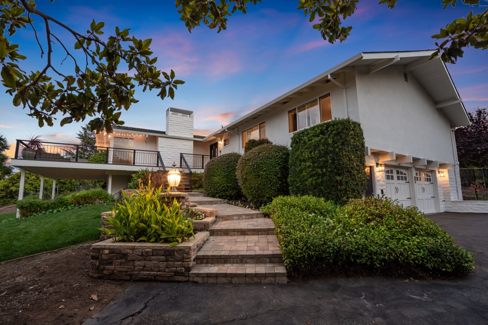 HomeListerApp's tweet photo. Just listed in Los Altos Hills, CA! 
6 Beds,  4.5 Baths, 3,369 SF 
Asking $5,798,000 
This HomeLister could save between ​​​​​​​​$173k and $348k in commissions by listing with HomeLister. Learn more at https://t.co/sBydYeNw1v https://t.co/JgmCy452It