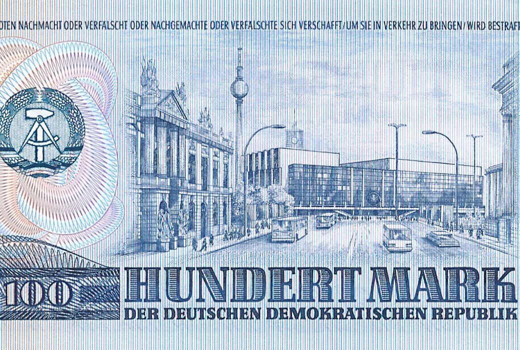 Am 19.9.1990 wurde der Palast der Republik in #Ostberlin wegen Asbestverseuchung geschlossen. Wir zeigen euch einen Ausschnitt der Rückseite einer 100-Mark-Banknote, auf der der #PalastderRepublik abgebildet ist. Weitere thematische Objekte: bit.ly/ddr-museum-obj… #museum