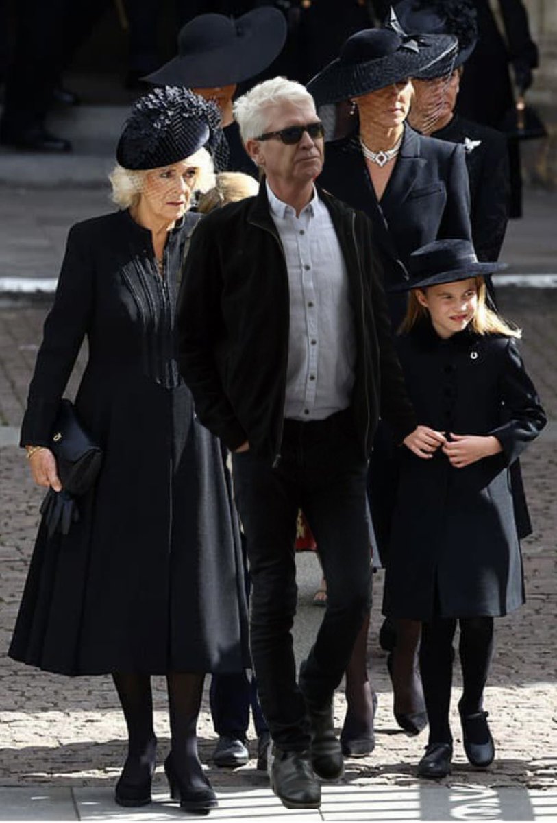 NotSteveWraith's tweet image. I wanted to stay off Twitter today and be respectful but then I see @Schofe pushing in front of The Royal Family and can’t ignore that!

VIP = 
Very
Ignorant
Phil

#SchofieldGate #PhilipScofield #queensfuneral #queuejumping #queuejumping