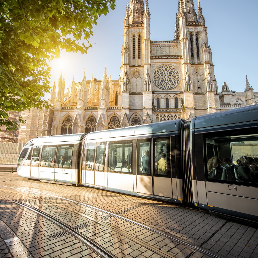 Ephatta_'s tweet photo. Terminus, la #cathédrale Saint-André de #Bordeaux ! 🚋 https://t.co/ETCrJmSYHM