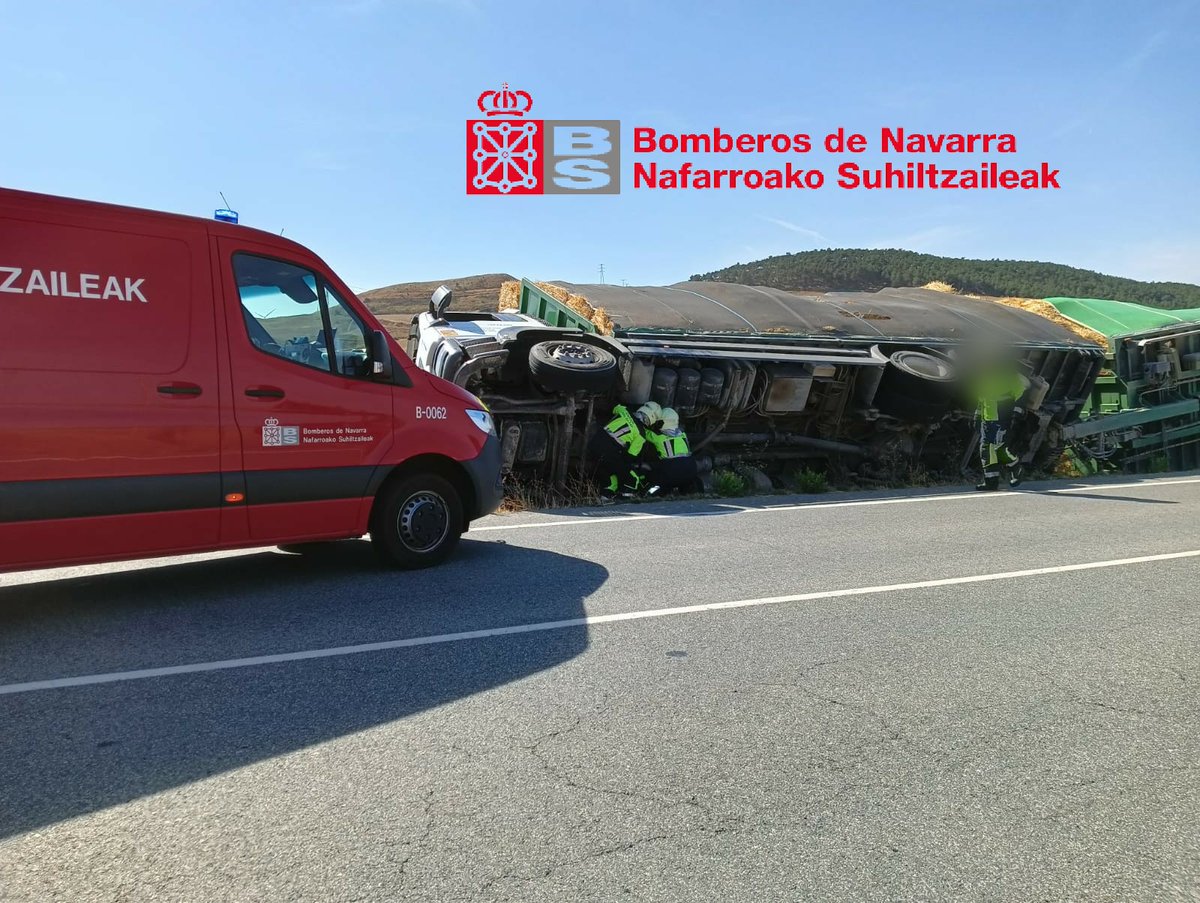 bomberos_na's tweet photo. Salida de vía de un camión con remolque en NA-601. Camionero ileso. Control de derrame, inertizar zona. Acude #ParqueCordovilla , J21. Policía Foral regula tráfico. https://t.co/ZyFhGes4YP