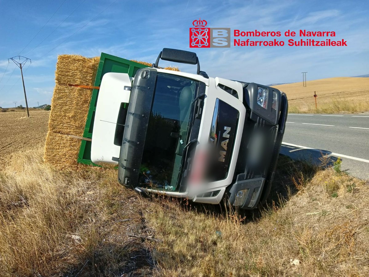 bomberos_na's tweet photo. Salida de vía de un camión con remolque en NA-601. Camionero ileso. Control de derrame, inertizar zona. Acude #ParqueCordovilla , J21. Policía Foral regula tráfico. https://t.co/ZyFhGes4YP