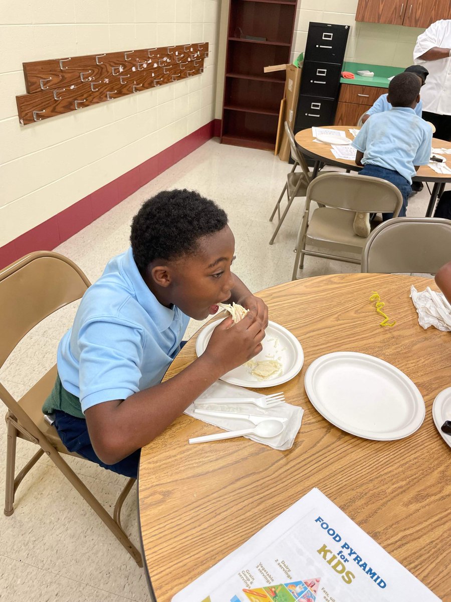 Students at Ella Grant are learning to cook with Chef Darnell Abrams of A Plus Designs and Events. During their first day of Culinary Club, they learned about proper handwashing, food groups, table setting and how to make turkey and swiss wraps. #BeEXTRAordinary #LearningLeading