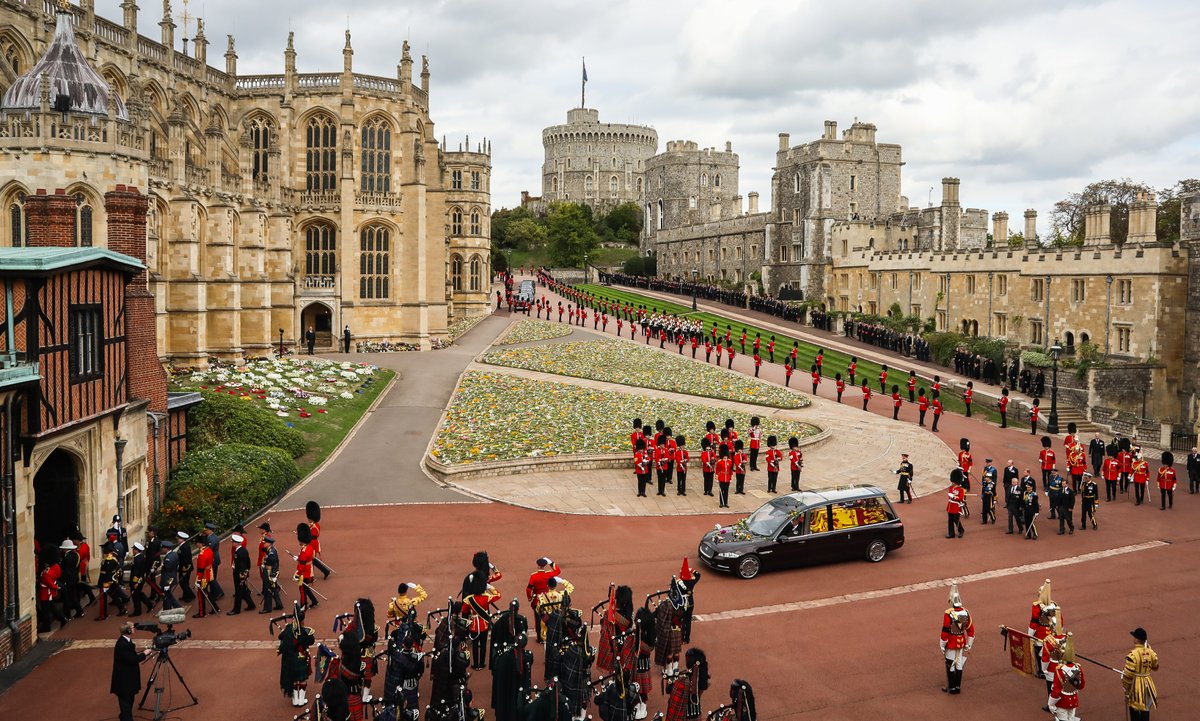 TomWrenPhoto's tweet photo. Queen Elizabeth II's coffin arrives at Windsor Castle where a committal service takes place @SWNS 

#queensfuneral #QueenElizabethII #QueenElizabeth #RoyalFamily #Royal #windsorcastle https://t.co/pUdTBjpJlY