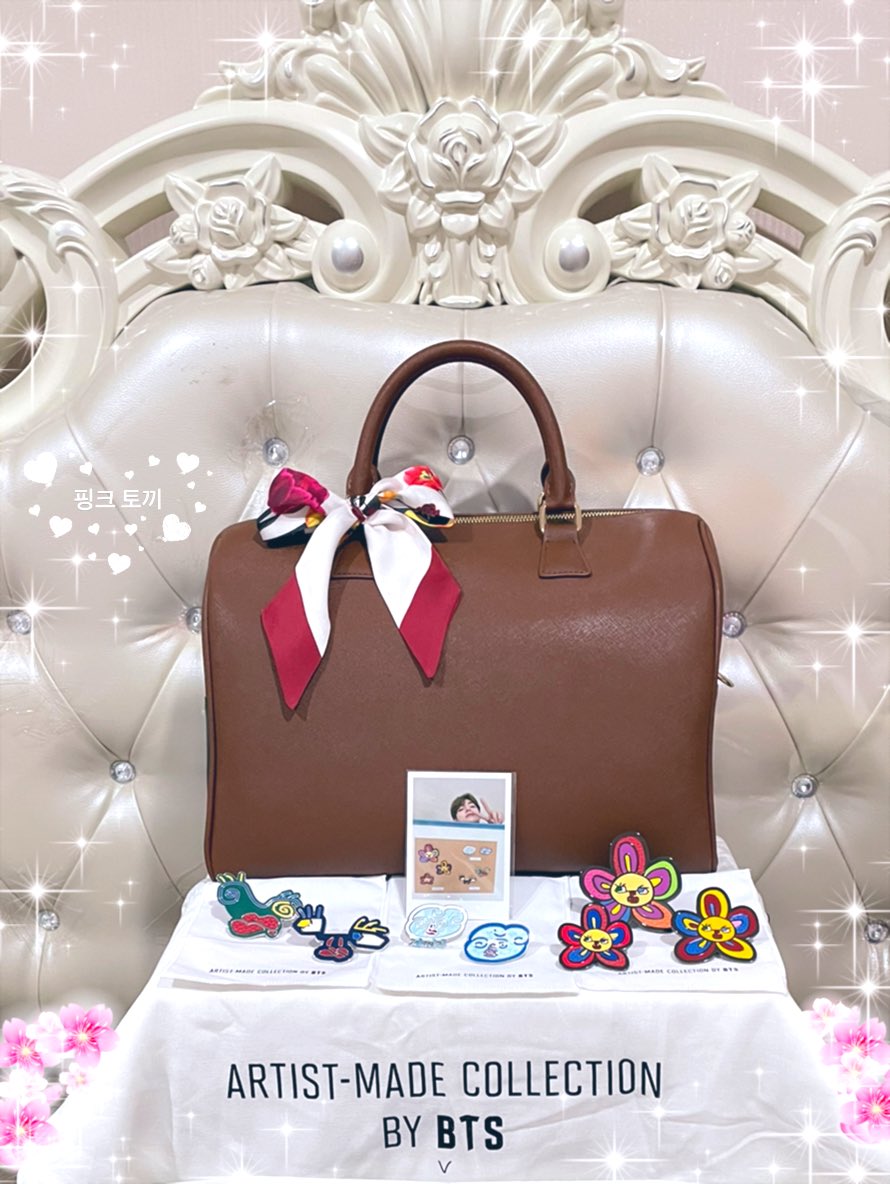kataikittypinky's tweet photo. Artist-made collection
by BTS - V
#MuteBostonBag
V-Brooch set
#FlowerBuddies
#CloudDrops
#Faces
เป็นการรอคอยที่ยาวนานมาก นึกว่าจะไม่ได้ #กระเป๋าแทแท แล้วอยู่ๆปาฏิหารย์ก็มีอยู่จริง ทันรอบสุดท้ายเลย ขอบคุณมิตรภาพที่น่ารักจากน้องๆอาร์มี่ที่ช่วย ดีใจและภูมิใจมากกับ Merch เซ็ตนี้มาก https://t.co/UQRXQCaov9